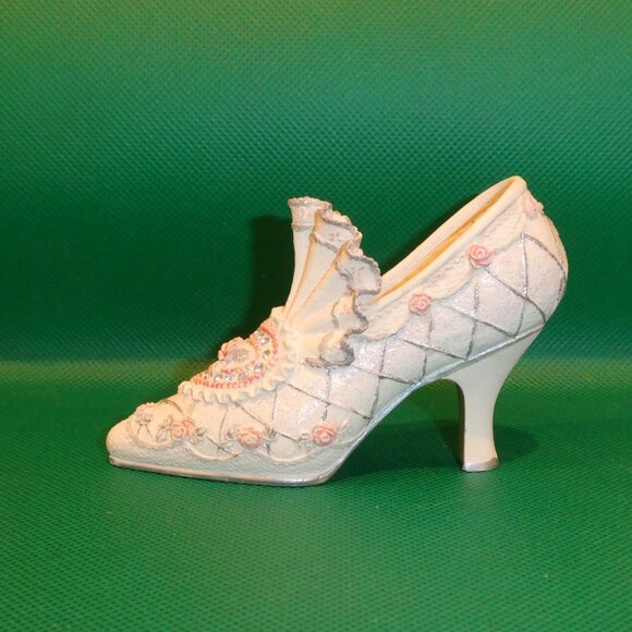 Collectible Willow Hall - The Bride 4 Piece Set: Hat, Shoe, Purse & Hat Stand - Picture 11 of 13